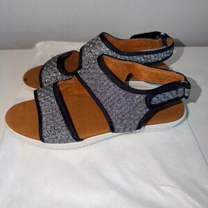 bernie mev. Women's Sandals in Black and Gray